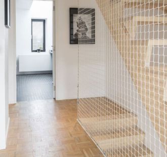 Staircase safety net for child protection